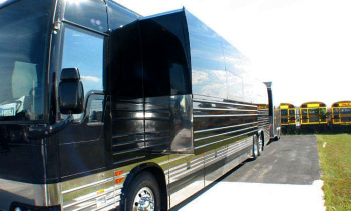 Hoot entertainer coach for lease