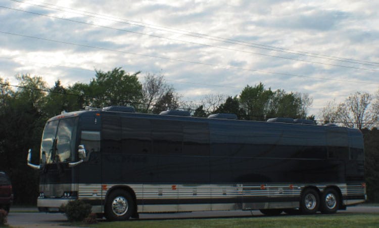 Pappa entertainer coach for lease Papa Gallo slide out entertainer coach