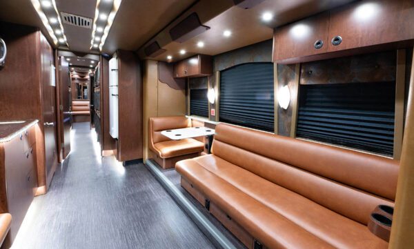 Pappa Entertainer Coach Lounge