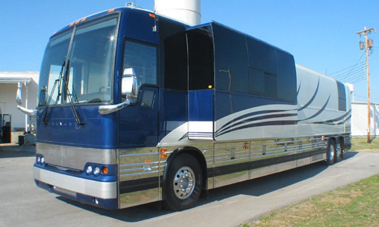 Songbird entertainer coach for lease Songbird slide out entertainer coach