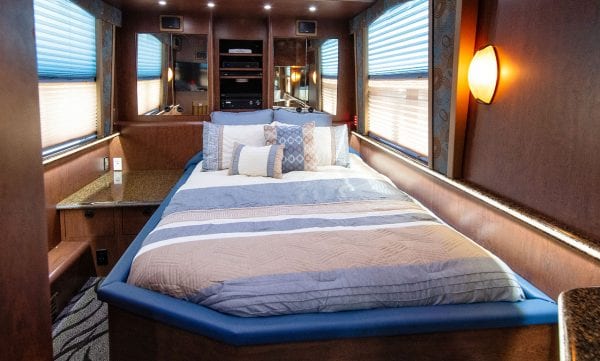 Wizard entertainer coach full bed