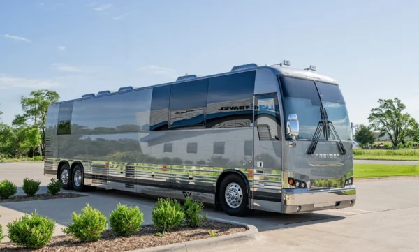 Thunder Entertainer Coach Exterior