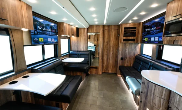 Storm Entertainer Coach Forward Lounge