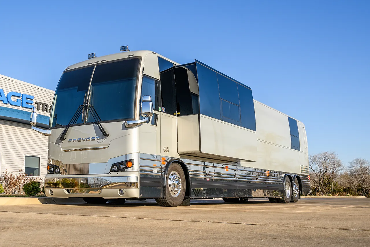 Storm Entertainer Coach Slide Out